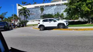 Conductora provoca percance  al subirse a una banqueta del kilómetro 4.5 de Cancún
