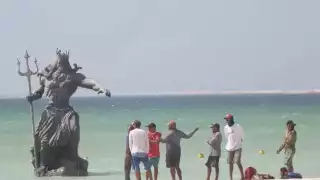 La estatua, de más de tres metros de altura, está ubicada exactamente a la rectitud de la “cancha rosa” o también llamada “Poseidón”.