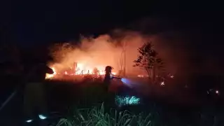 Fuego en la carretera Escárcega-Villahermosa moviliza a bomberos por riesgo a viviendas