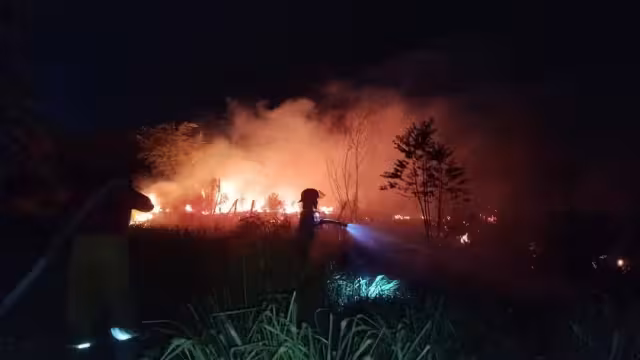 Incendio de maleza en la carretera Escárcega-Villahermosa, poniendo en riesgo a conductores y residentes.