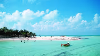Punta Xen: Playa virgen de arena blanca, aguas cristalinas y baja afluencia; ideal para avistar tortugas marinas.