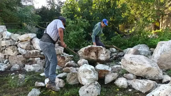 El arte de construir albarradas, agotador oficio que hoy en día sólo unos cuantos saben realizar El arte de construir albarradas, agotador oficio que hoy en día sólo unos cuantos saben realizar