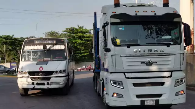 Las dos unidades impactaron de costado y quedaron sobre la avenida.