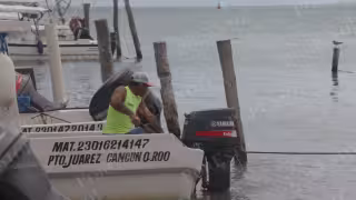 Entre lanchas varadas y redes secándose al sol, sobreviven haciendo trabajos temporales ante la falta de pesca y respaldo