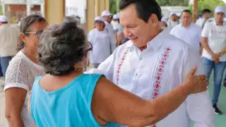Huacho Díaz Mena continua apoyando a afectados por Huracán Milton en Chuburná Puerto.