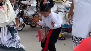 Pequeño se vuelve viral con sus "pasos prohibidos" en desfile de campechanidad