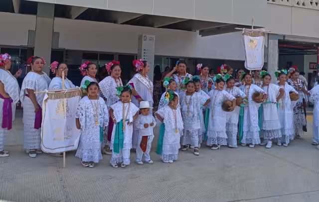 Grupo infantil sorprende con bailes regionales en Tenabo tras recorrido en el Tren Maya