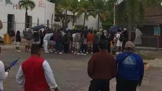 A causa de los bloqueos, tres camiones con alrededor de 100 cruceristas quedaron varados