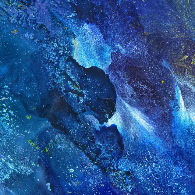 "La poca luz lunar que atravesaba la ventana fue suficiente para ver cómo de una cajetilla sacaba un cigarro".