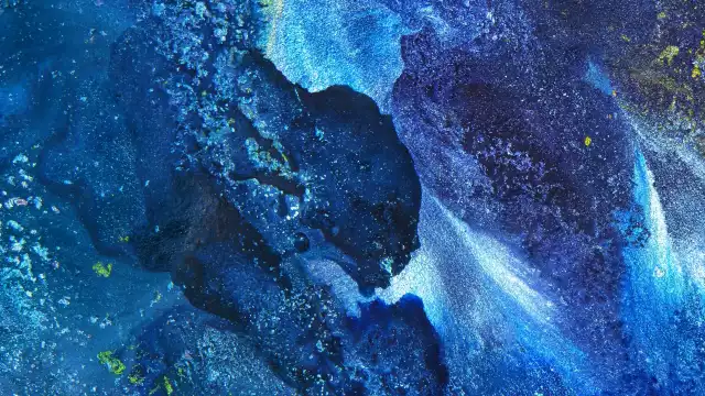 "La poca luz lunar que atravesaba la ventana fue suficiente para ver cómo de una cajetilla sacaba un cigarro".