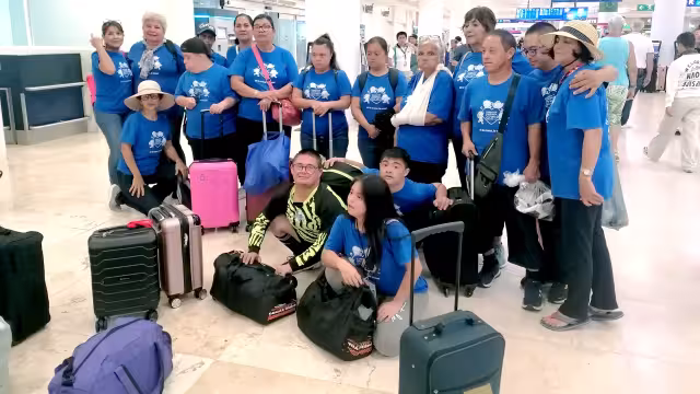 Los jugadores, quienes llegaron el pasado 14 de noviembre y volvieron ayer a su tierra, posaron antes de subir a su avión