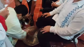 Se hizo el tradicional lavado de pies en la iglesia de San Antonio de Padua.