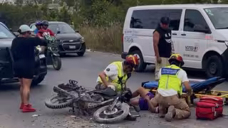 Paramédicos atendieron al lesionado en el lugar del accidente.