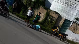 Un choque entre dos motocicletas dejó como saldo a un masculino lesionado y daños materiales en la colonia El Tajonal, en Champotón.