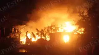 El fuego consumió por completo un negocio del bazar hotelero.