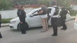 Elementos policiacos detuvieron al conductor del automóvil en un retén.