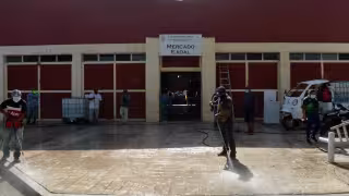 Mercado Ejidal de Campeche seguirá sin nuevo drenaje pese a aguas negras y malos olores