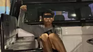 El sujeto fue detenido por elementos policiacos que lo resguardaron en uno de sus vehículos.