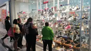 Las plazas de Cancún lucieron abarrotadas durante el Buen Fin.