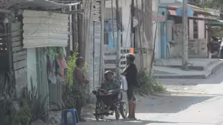 Familias se resguardan en un solo cuarto y utilizan varias capas de ropa y cobijas para enfrentar las noches fría