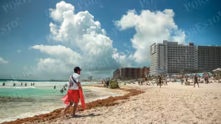 De acuerdo con  reglamentos internacionales,  debe haber un puesto de auxilio por cada 400 metros de litoral