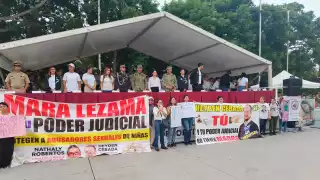 Familiares de desaparecidos y víctimas de delitos levantaron las pancartas exponiendo a presuntos responsables