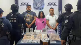 Detienen a tres personas  con dosis de narcóticos y un arma de fuego en Playa del Carmen