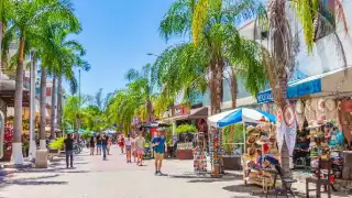 8M Playa del Carmen: Con violencia desalojan a indígena de Quinta Avenida; pretendía vender su producto 