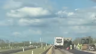 Chofer se queda dormido y provoca susto en repavimentación