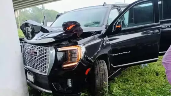 La camioneta negra terminó impactada en una de las columnas. La camioneta negra terminó impactada en una de las columnas.