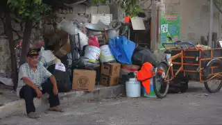 Las pertenencias del abuelito fueron sacadas a la calle