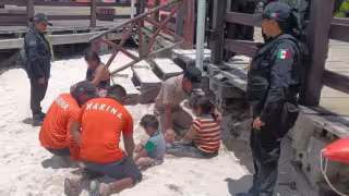 Elementos de la Marina rescatan a dos menores en aguas de la playa de Progreso