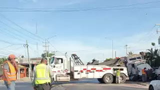 Un tráiler con estructuras de concreto sufrió un accidente en la entrada de Champotón, Ejido Paraíso.