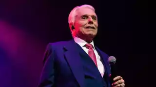 Enrique Guzmán llega al hospital para ver a Silvia Pinal y acompañar a sus hijos