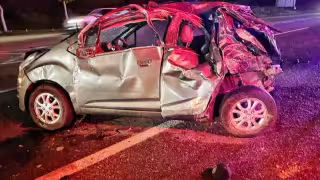 Spark termina volcado tras ser impactado por un auto que se dio a la fuga