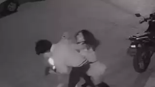 Familiares de Melanie reportan que la joven entró a cirugía, luego de la golpiza de Christian