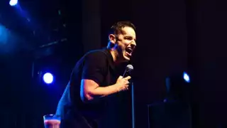 ¿Adrián Marcelo recibió una sanción por agredir a una mujer?