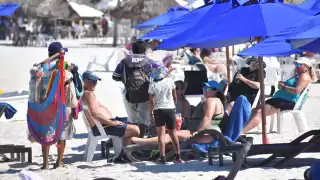 Artesanos y prestadores de servicios del malecón de Progreso han tenido buenas ganancias en 2024