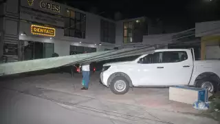 Colapsa poste en Campeche y causa caos vial en la avenida Luis Donaldo Colosio