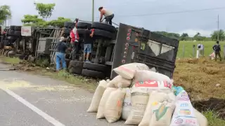 Accidente de tráiler paraliza el tráfico y evidencia rapiña en carreteras del sureste