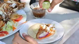 Sector restaurantero advierte encarecimiento de mariscos por derrame