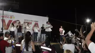 Joaquín Díaz Mena visita la Colonia Santa Rosa