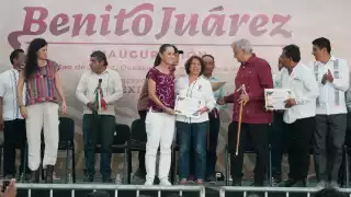 AMLO y Sheinbaum visitan Oaxaca y encabezan entrega de caminos