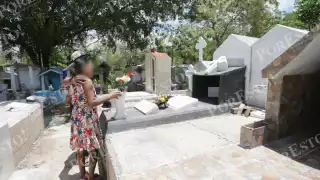  Habitantes de Benito Juárez empezaron a llegar a los panteones para limpiar y dejas las primeras flores