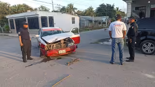 En Escárcega camioneta en exceso de velocidad choca a taxi
