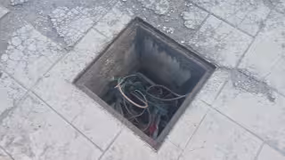 Robo de tapa de registro eléctrico pone en riesgo a peatones en Escárcega