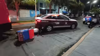 Motociclista repartidor choca contra taxi en Santa Rosalía de Ciudad del Carmen y termina herido