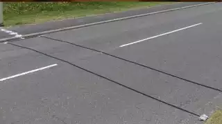 ¿Cuál es la función de los cables negros que ponen en las carreteras y para qué sirven?