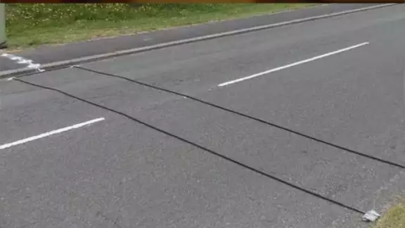 Los cables negros en las carreteras son sensores de tráfico utilizados para recopilar datos Los cables negros en las carreteras son sensores de tráfico utilizados para recopilar datos