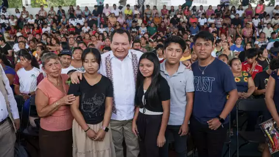 Con la entrega en Valladolid de las becas Benito Juárez, 24 mil alumnos podrán continuar sus estudios